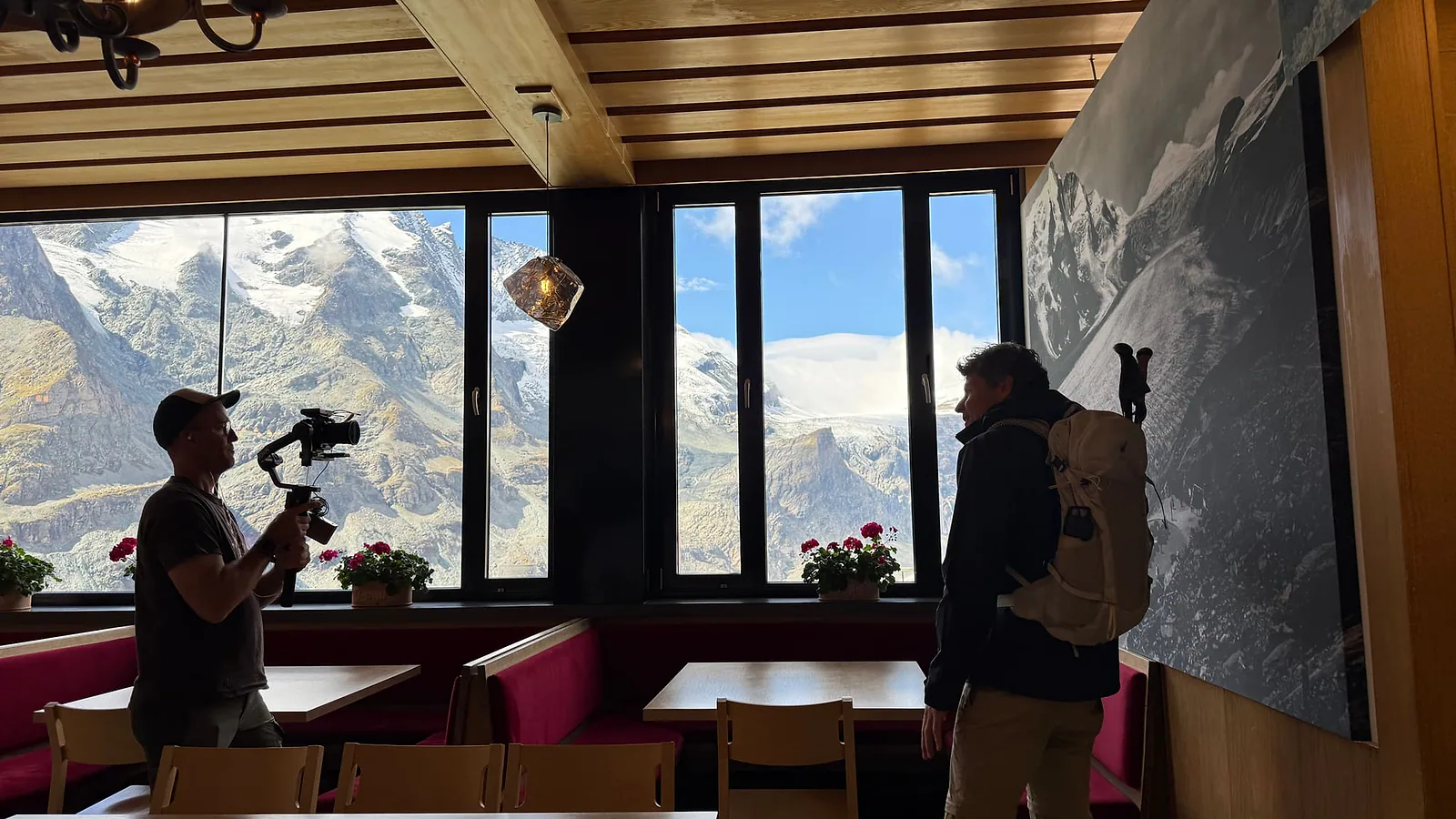 Cameraman filmt in een berghut met uitzicht op de gletsjer