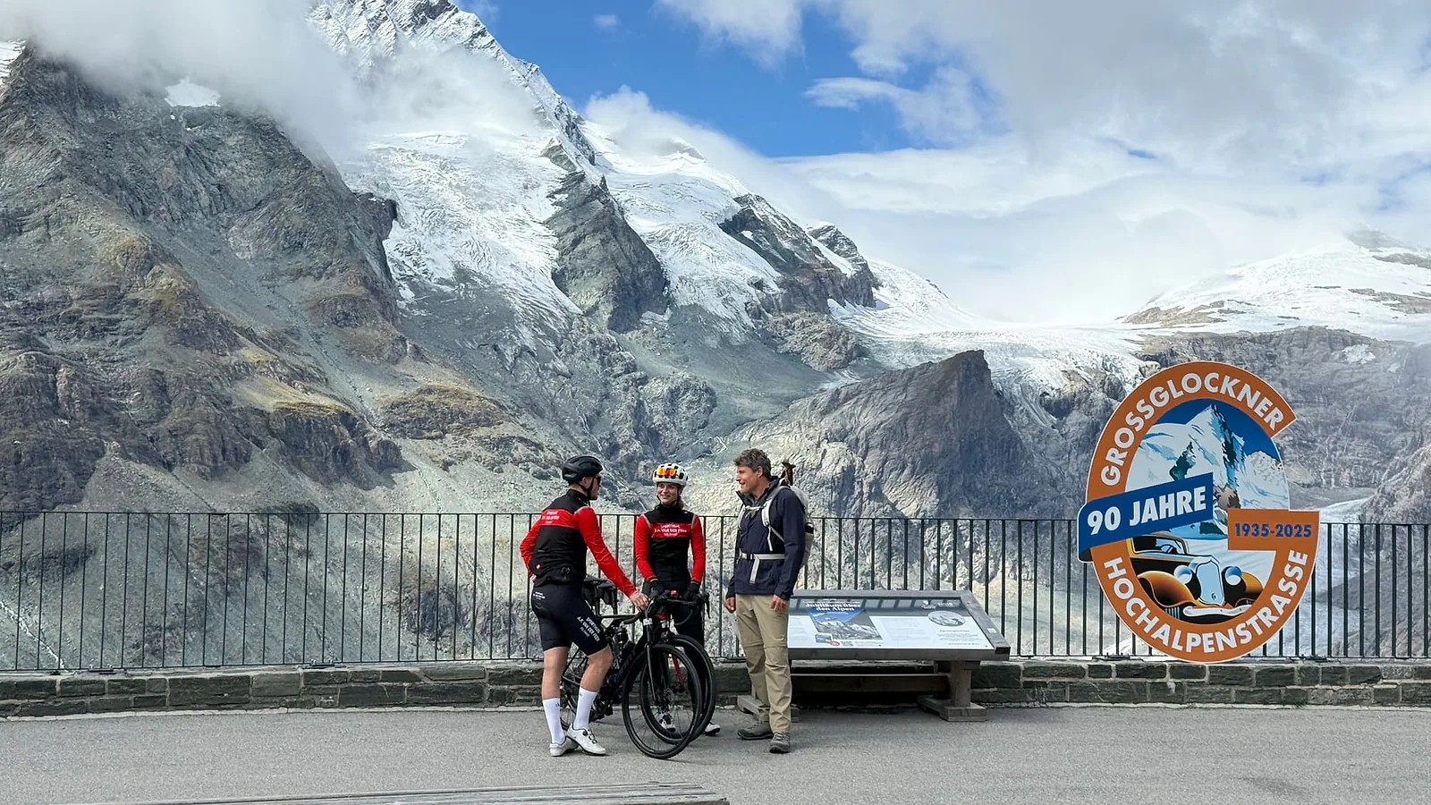 Wielrenners en presentator bij de Grossglockner