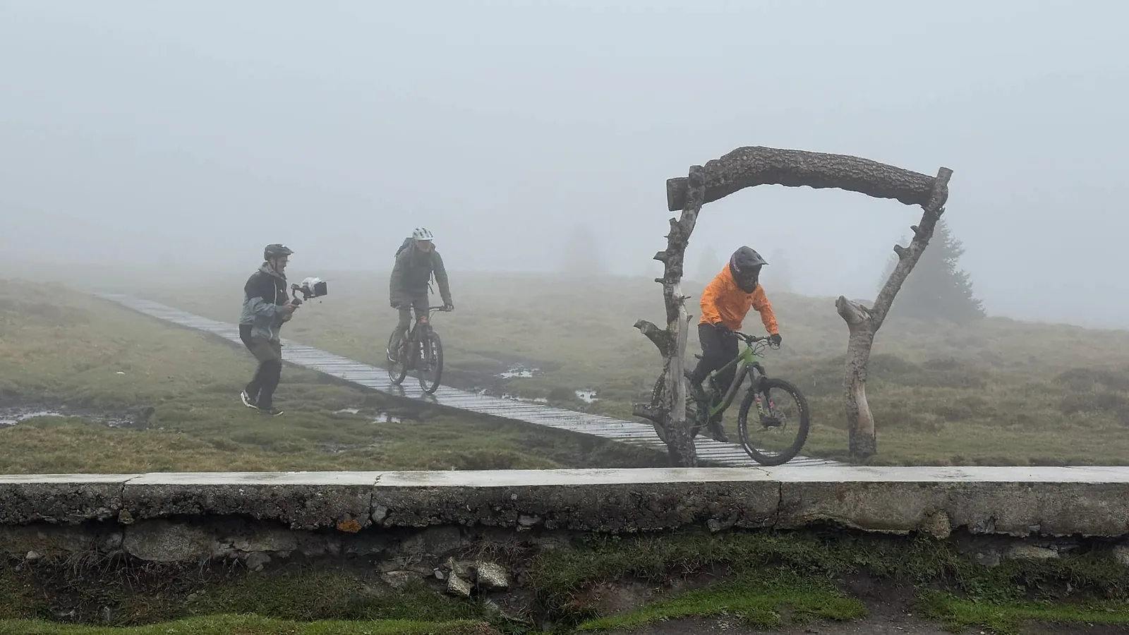 Mountainbikers en cameraman in de mist