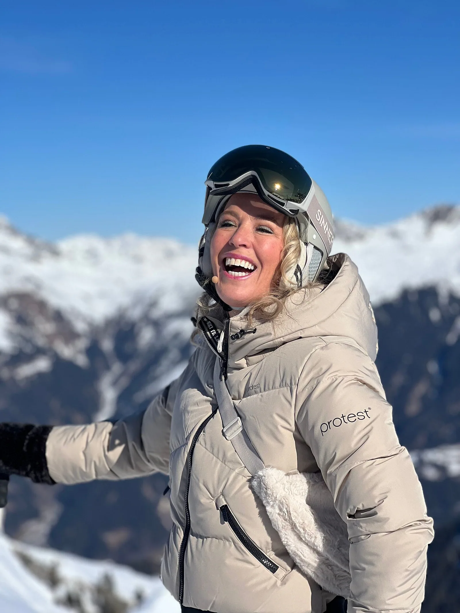 Snowmagazine-presentator in de sneeuw