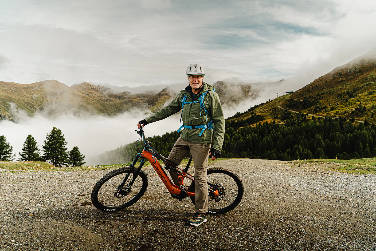 Koert-Jan met een e-mountainbike boven de wolken