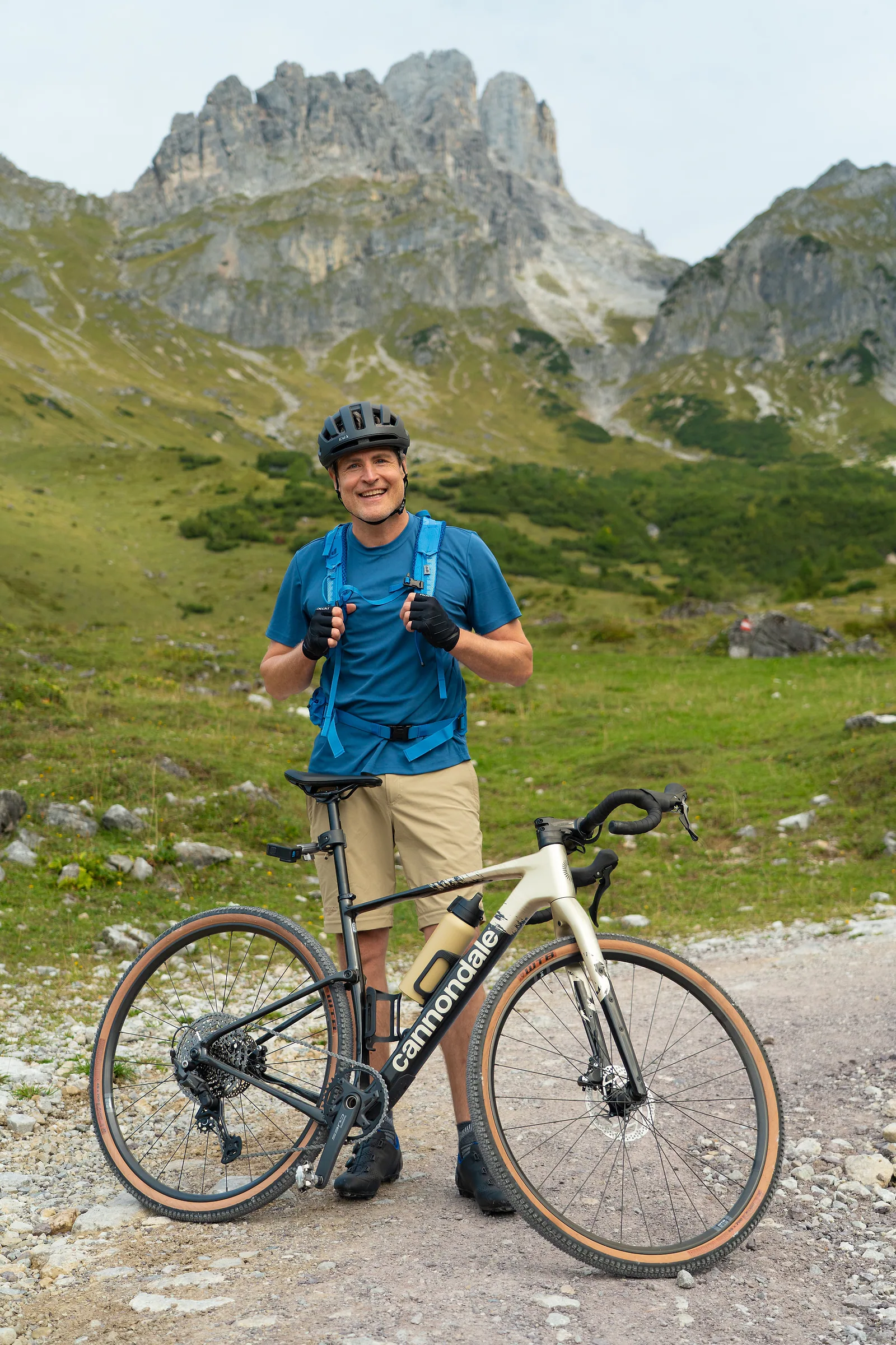 Koert-Jan met zijn gravelbike voor de bergtoppen