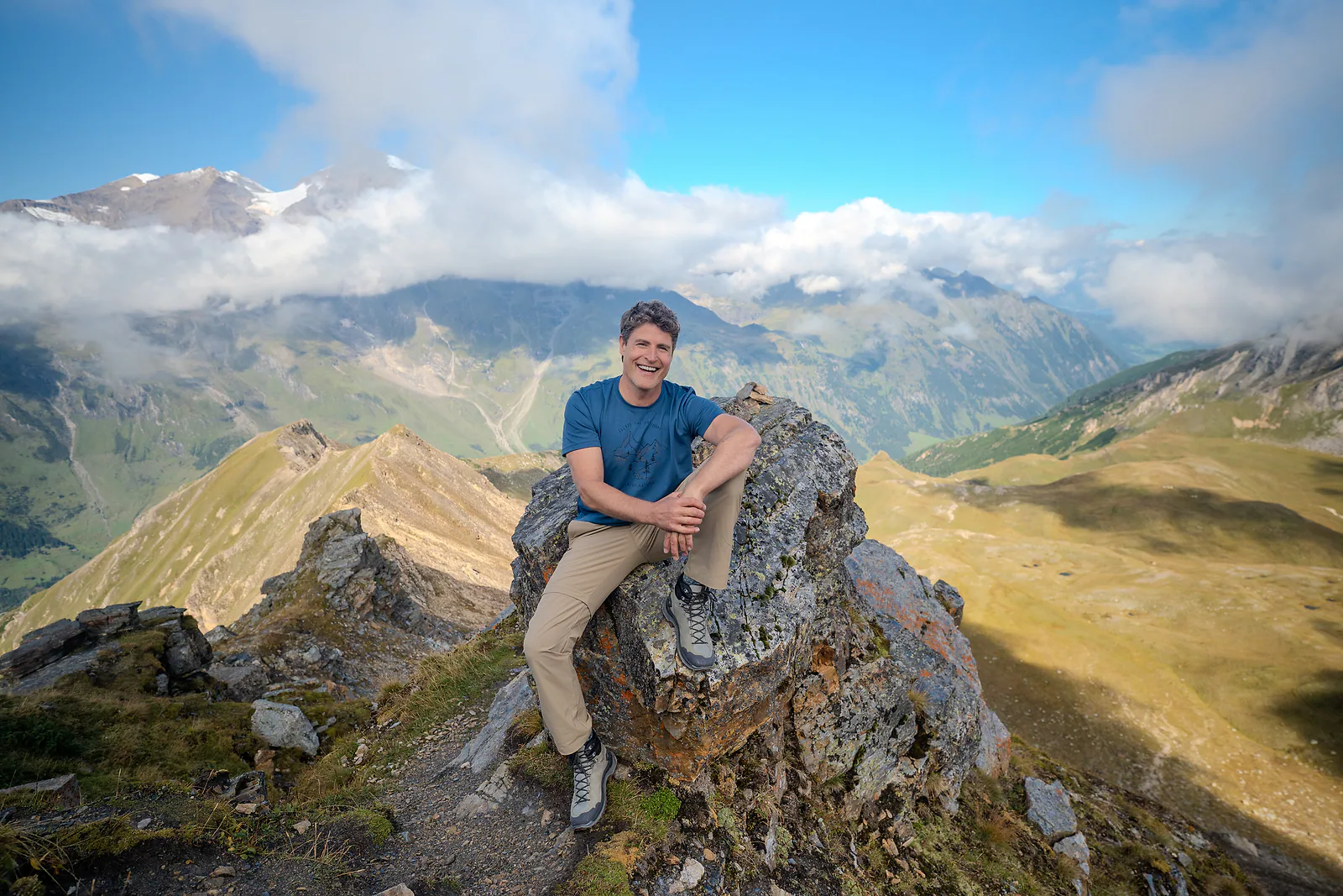 Koert-Jan de Bruijn op een rots hoog in de Oostenrijkse Alpen
